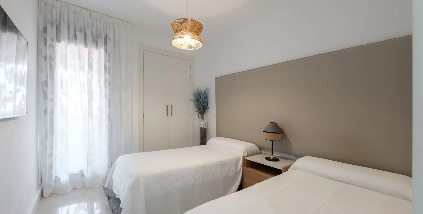 Venta de apartamento en planta media en New Golden Mile 16