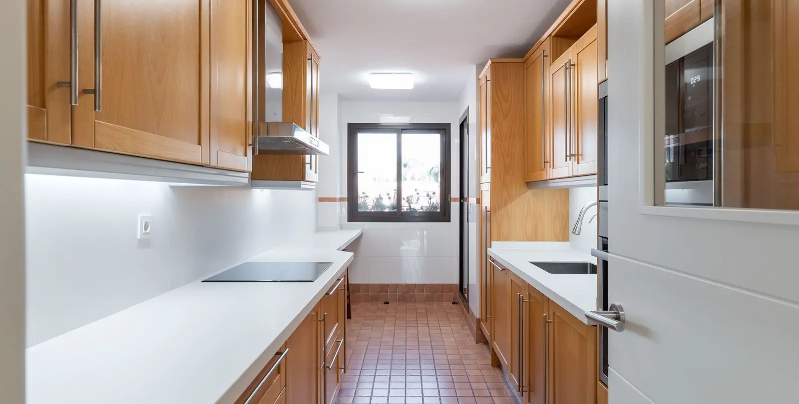 Venta de apartamento en planta media en New Golden Mile 17