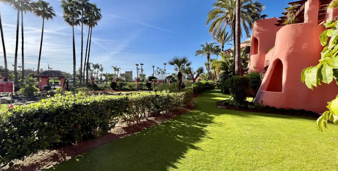 Продажа апартаментов на первом этаже в Estepona 1