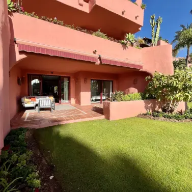 Продажа апартаментов на первом этаже в Estepona