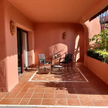 Продажа апартаментов на первом этаже в Estepona