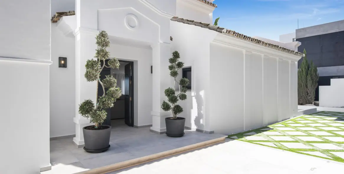 Sale of detached villa in Los Flamingos 20