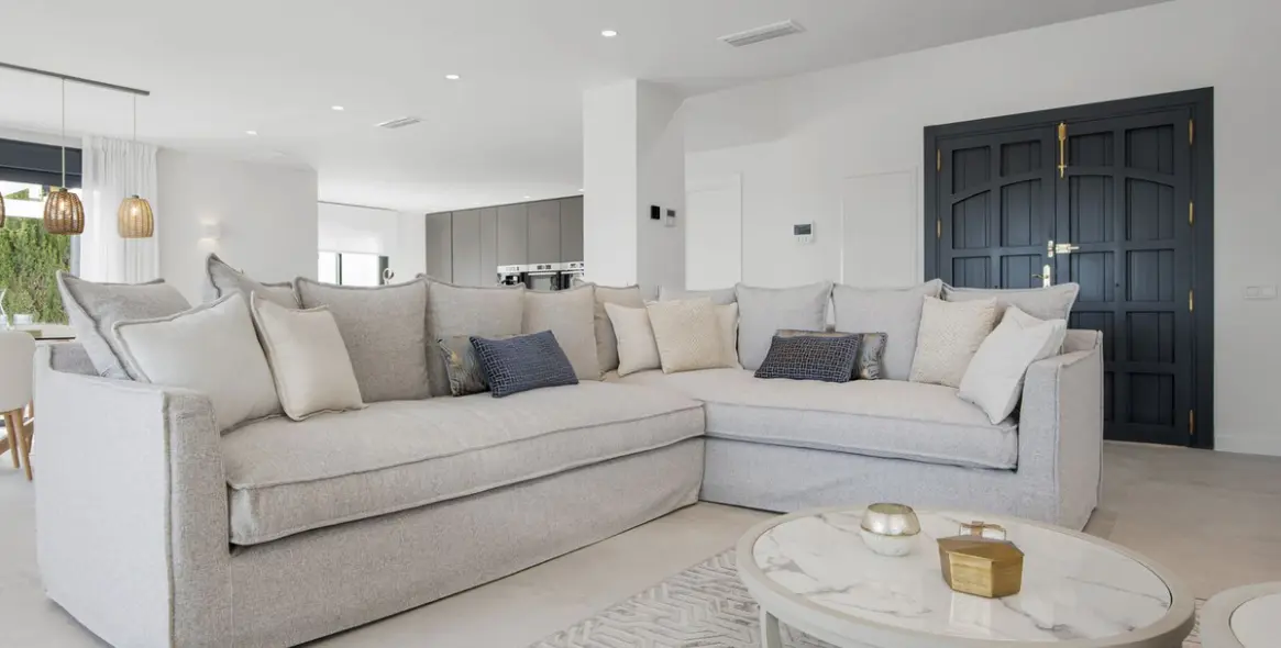 Sale of detached villa in Los Flamingos 25