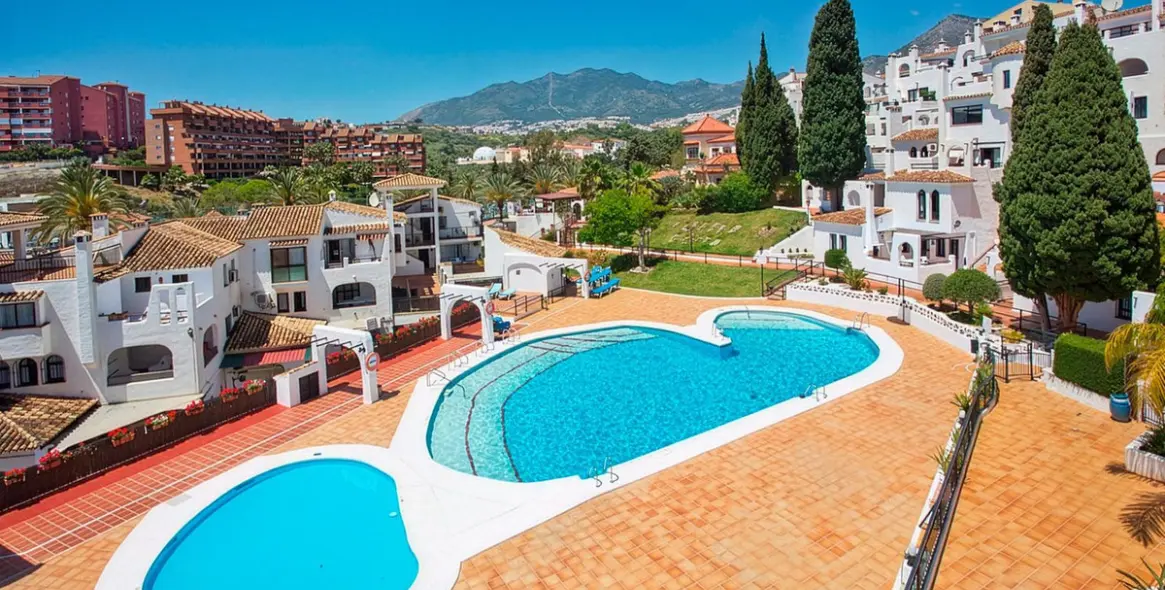 Sale of middle floor apartment in Benalmadena 1