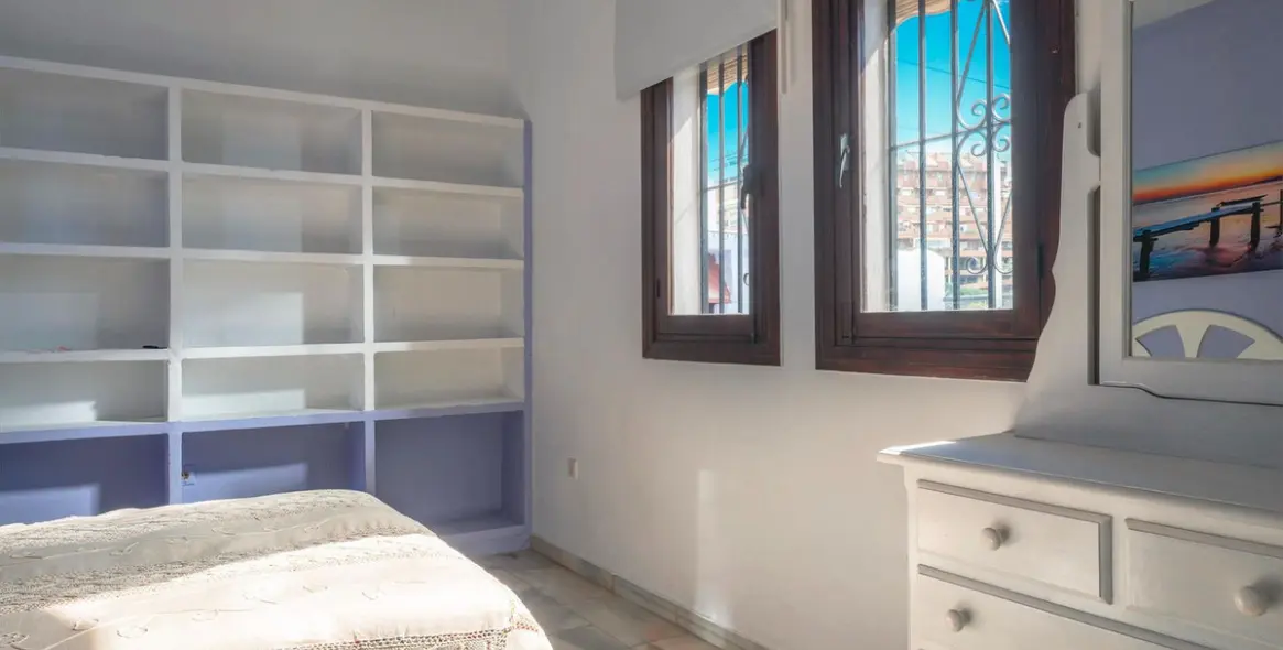 Sale of middle floor apartment in Benalmadena 12