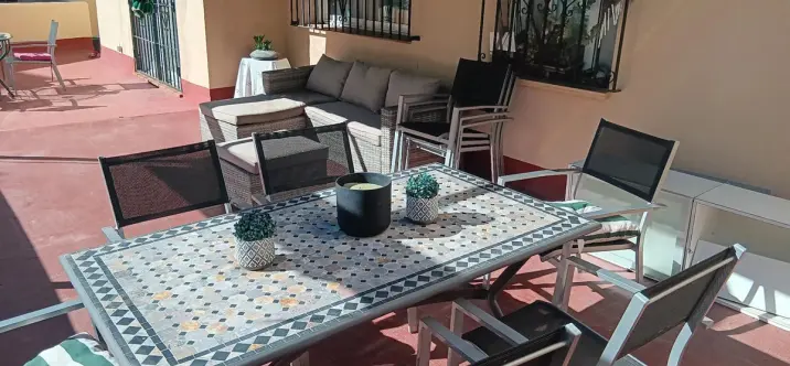 Venta de apartamento en planta media en Estepona 3