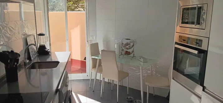 Venta de apartamento en planta media en Estepona 4