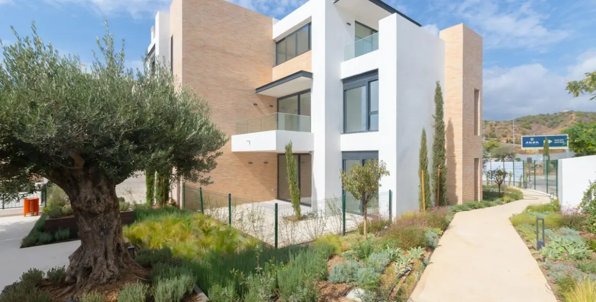 Venta de apartamento en planta media en Estepona 1