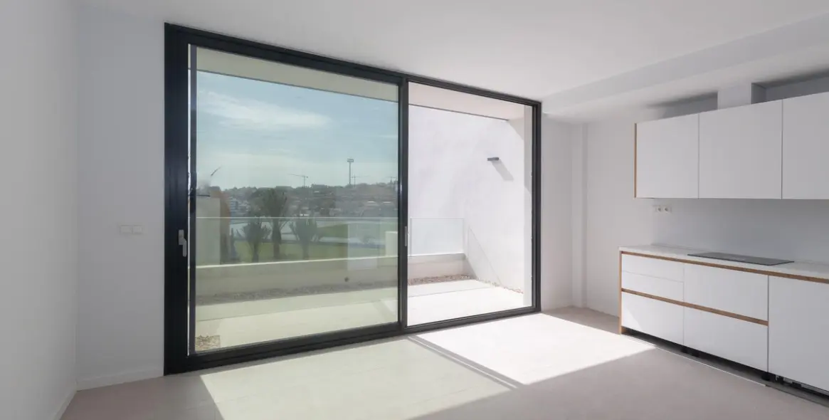 Venta de apartamento en planta media en Estepona 2