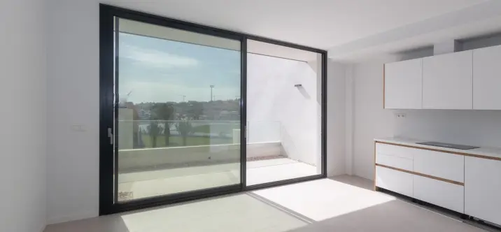 Venta de apartamento en planta media en Estepona 1