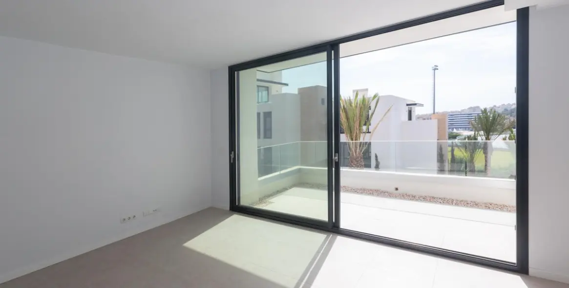 Venta de apartamento en planta media en Estepona 3