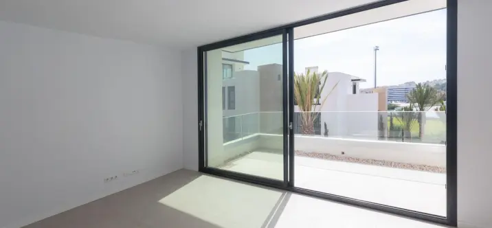 Venta de apartamento en planta media en Estepona 2