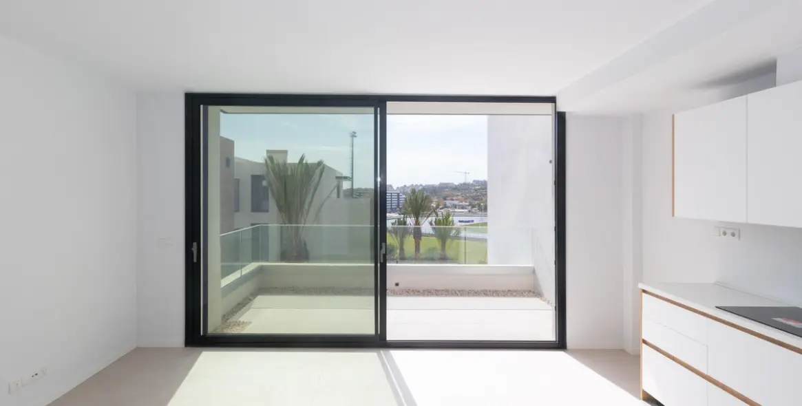 Venta de apartamento en planta media en Estepona 4