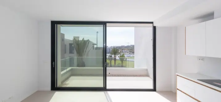 Venta de apartamento en planta media en Estepona 3