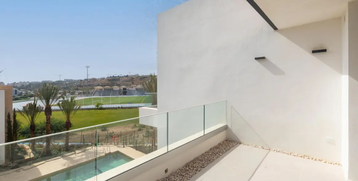 Venta de apartamento en planta media en Estepona 5