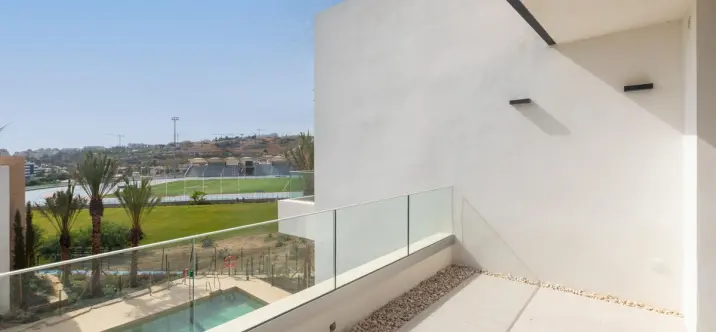 Venta de apartamento en planta media en Estepona 4