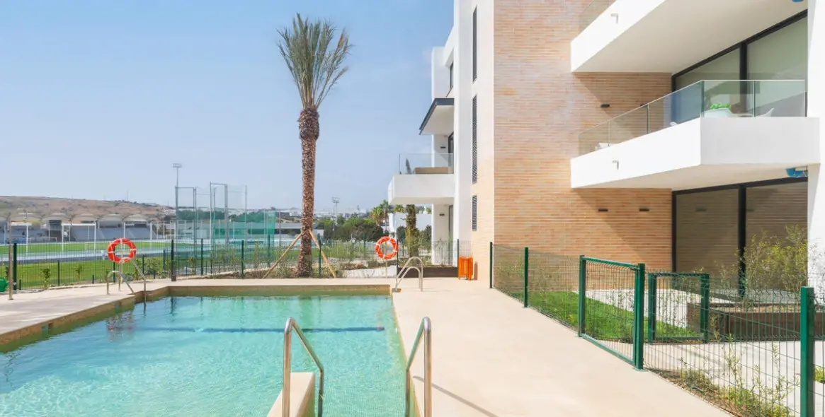 Venta de apartamento en planta media en Estepona 12