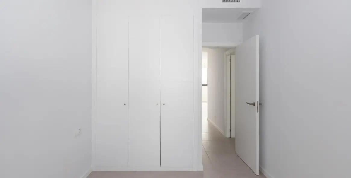 Venta de apartamento en planta media en Estepona 20