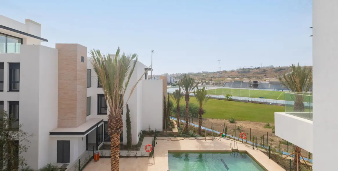 Venta de apartamento en planta media en Estepona 22