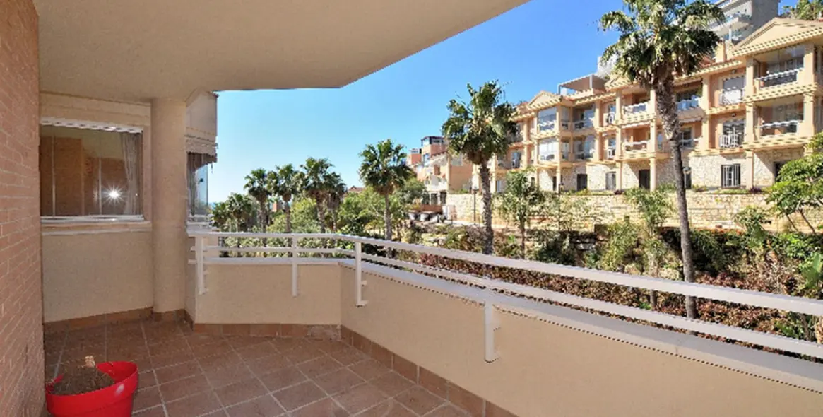 Продажа апартаментов на среднем этаже в Torrequebrada 1