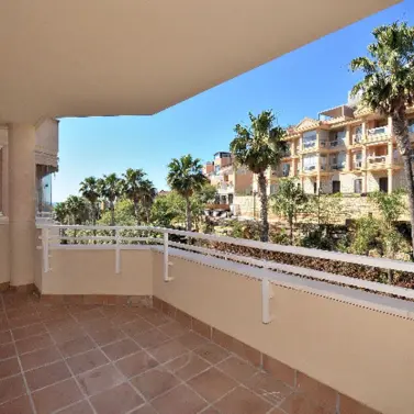 Продажа апартаментов на среднем этаже в Torrequebrada