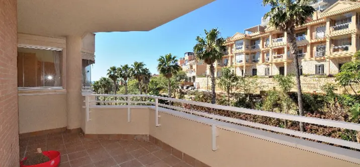 Продажа апартаментов на среднем этаже в Torrequebrada 0