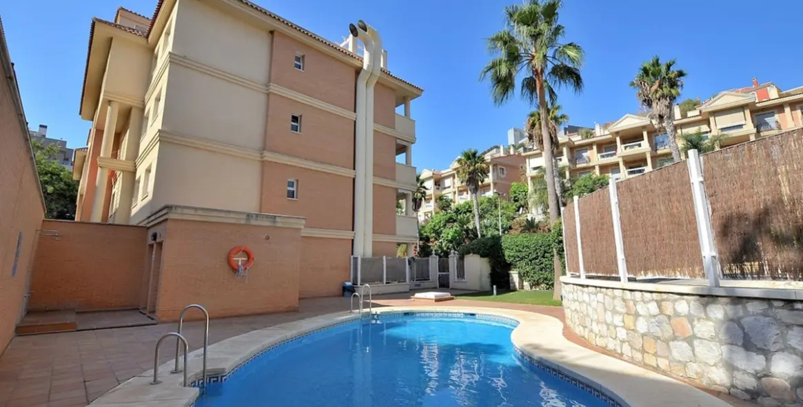 Продажа апартаментов на среднем этаже в Torrequebrada 4