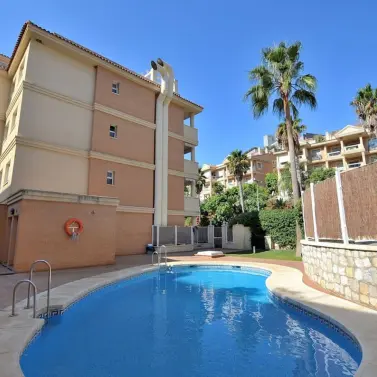 Продажа апартаментов на среднем этаже в Torrequebrada