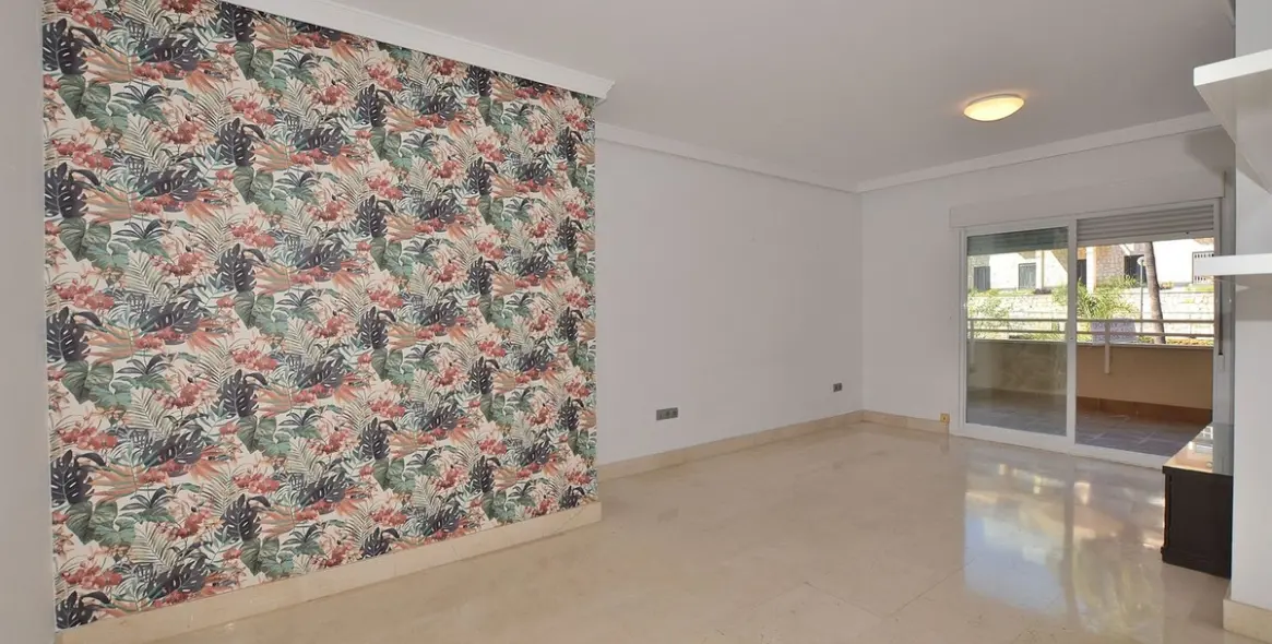 Продажа апартаментов на среднем этаже в Torrequebrada 5