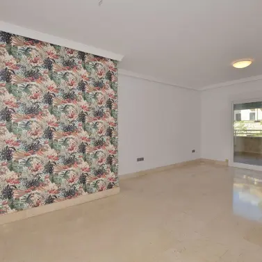 Продажа апартаментов на среднем этаже в Torrequebrada