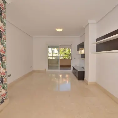 Продажа апартаментов на среднем этаже в Torrequebrada