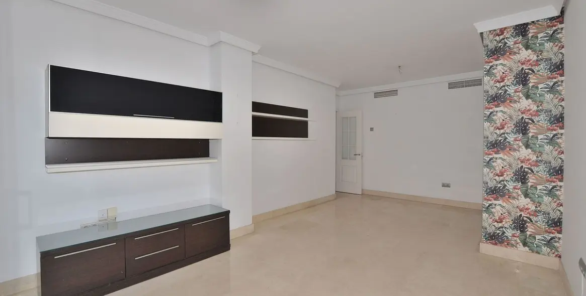 Продажа апартаментов на среднем этаже в Torrequebrada 7