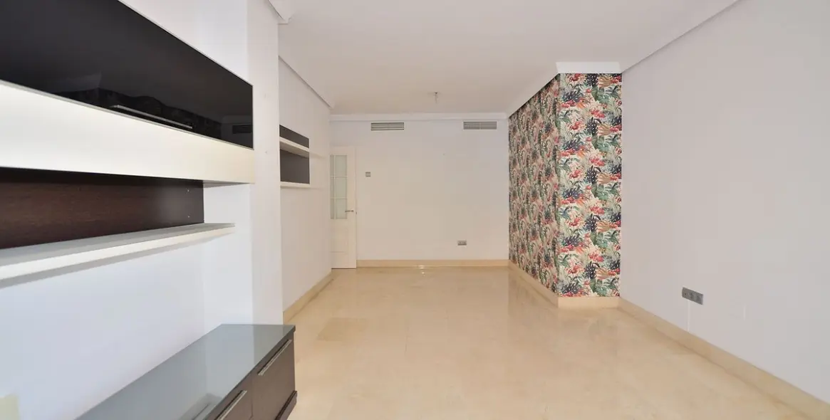 Продажа апартаментов на среднем этаже в Torrequebrada 8