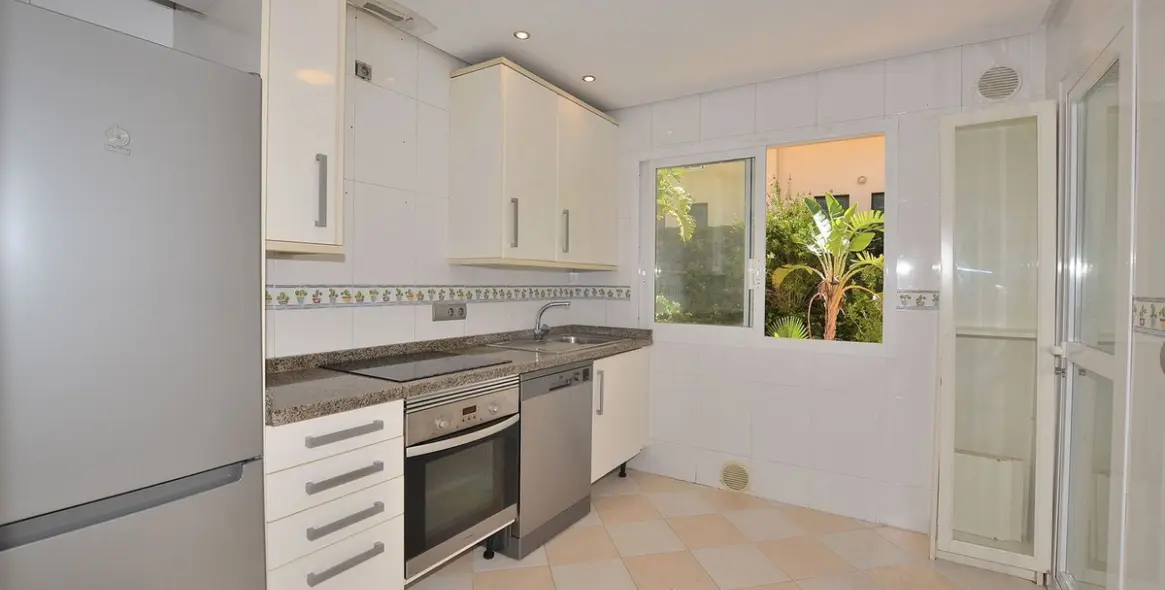 Продажа апартаментов на среднем этаже в Torrequebrada 9