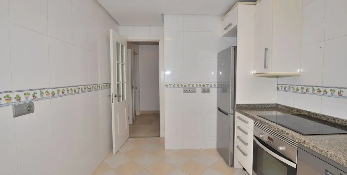 Продажа апартаментов на среднем этаже в Torrequebrada 11