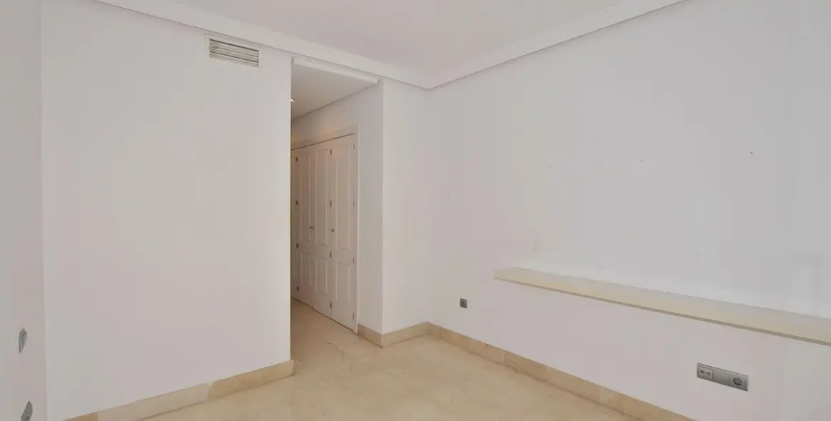 Продажа апартаментов на среднем этаже в Torrequebrada 12