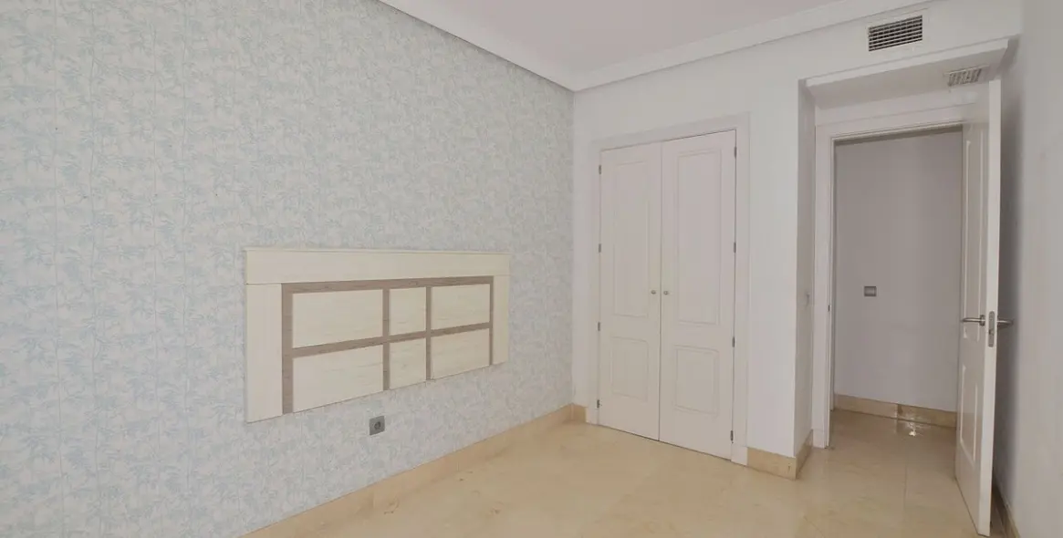 Продажа апартаментов на среднем этаже в Torrequebrada 17