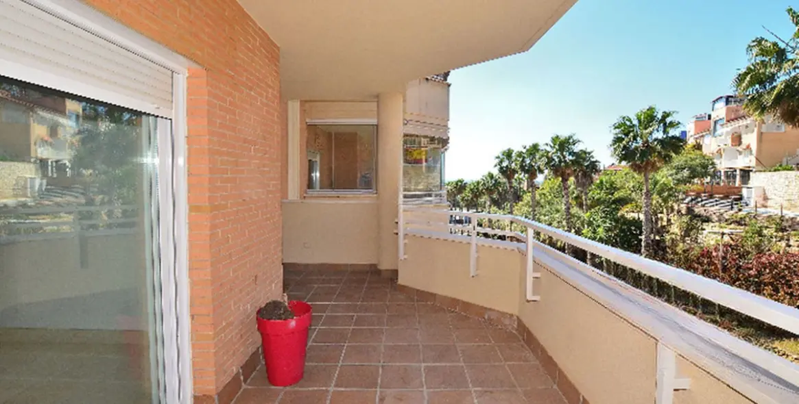 Продажа апартаментов на среднем этаже в Torrequebrada 22