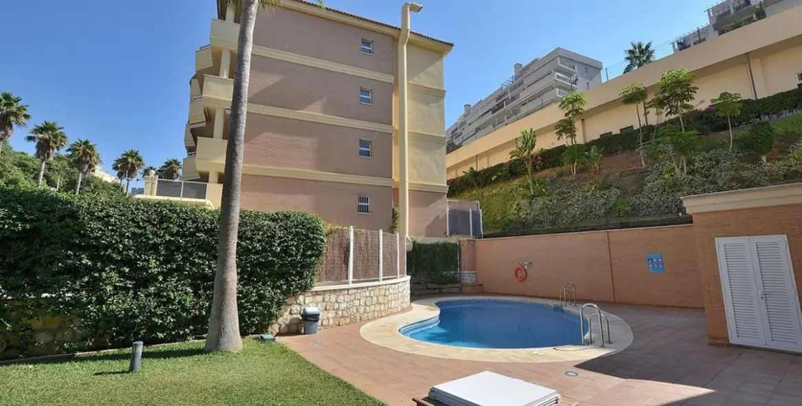 Продажа апартаментов на среднем этаже в Torrequebrada 24