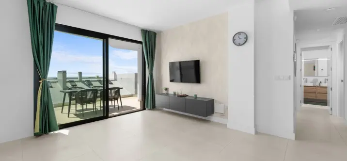 Sale of middle floor apartment in Fuengirola 1