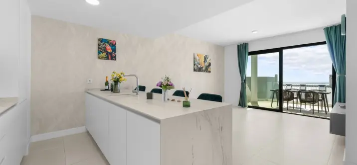 Sale of middle floor apartment in Fuengirola 2