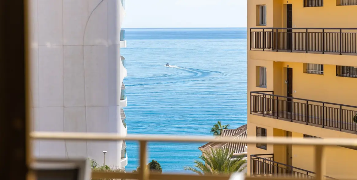 Sale of middle floor apartment in Benalmadena 1