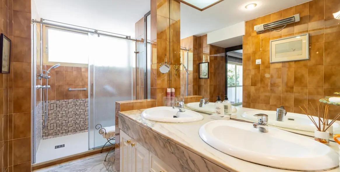 Sale of middle floor apartment in Benalmadena 17