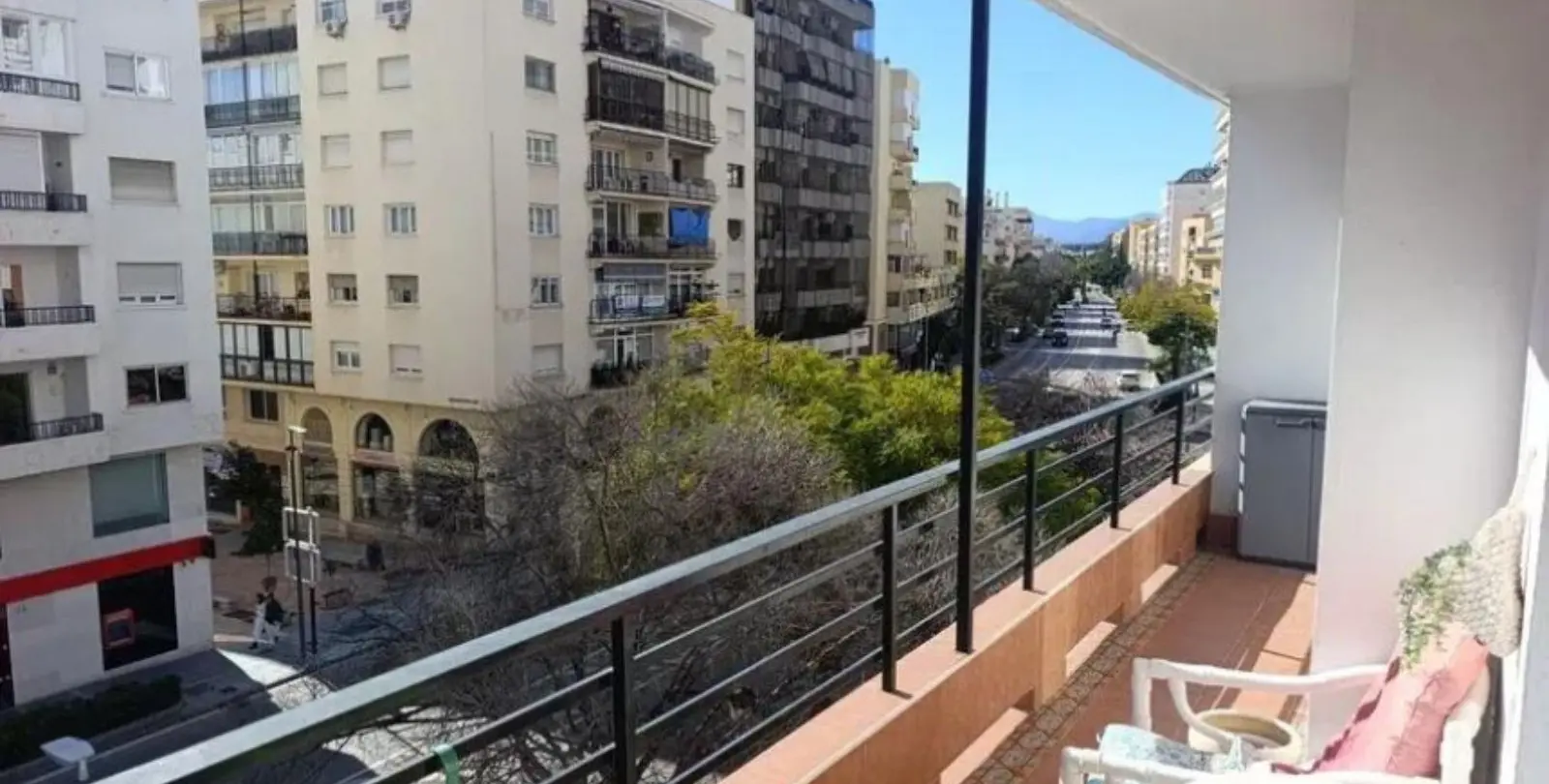 Venta de apartamento en planta media en Marbella 2
