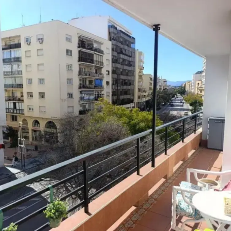 Venta de apartamento en planta media en Marbella