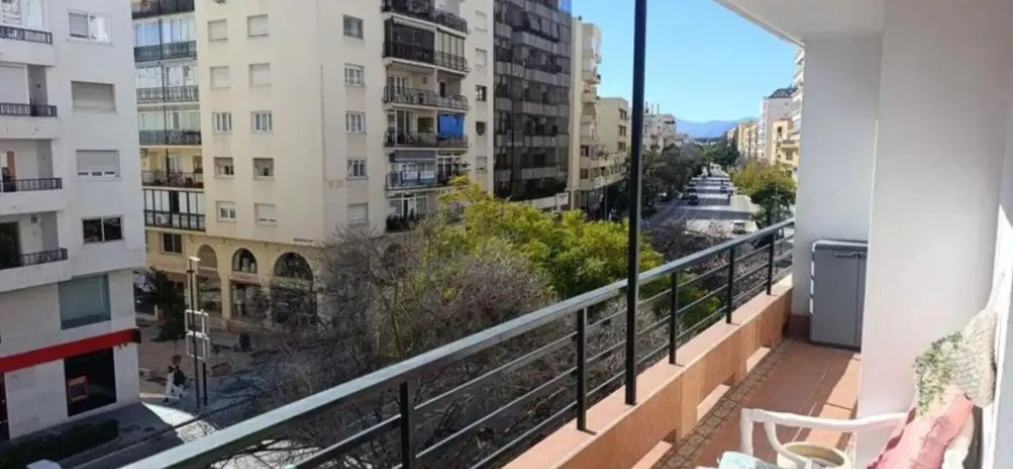 Venta de apartamento en planta media en Marbella 1