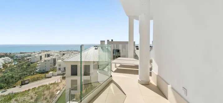 Sale of middle floor apartment in Fuengirola 1