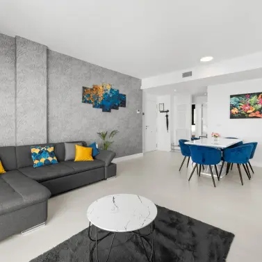 Sale of middle floor apartment in Fuengirola