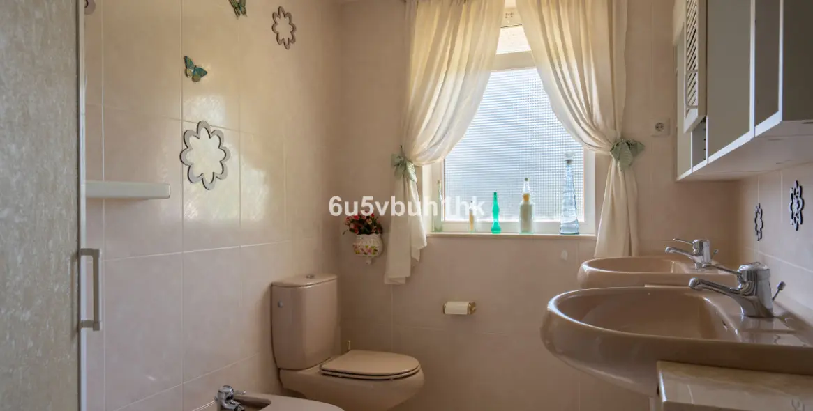 Sale of detached villa in Calahonda 25