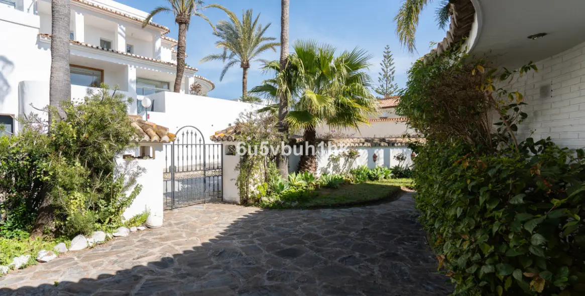 Sale of detached villa in Calahonda 27